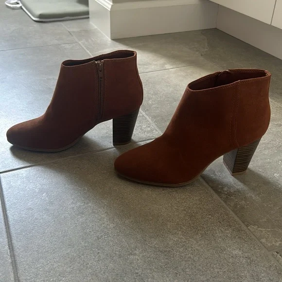 Old Navy Ankle Boots! Size 8! Brand New- Never Worn Before! - Picture 4 of 8